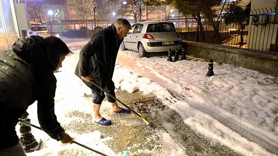 Menteşe'de Sokaklar Beyaza Büründü