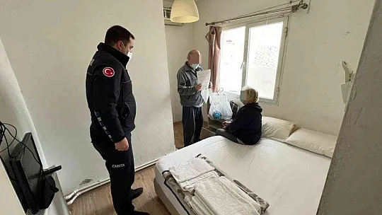 El ele tutuşup denize atlayan yaşlı çift, otele yerleştirildi