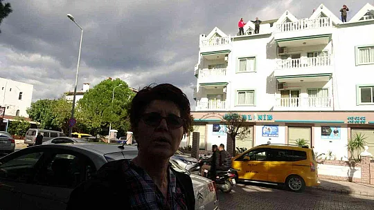 ELEKTRİĞİ, SUYU KESİLEN KİRACILAR ÇATIYA ÇIKTI