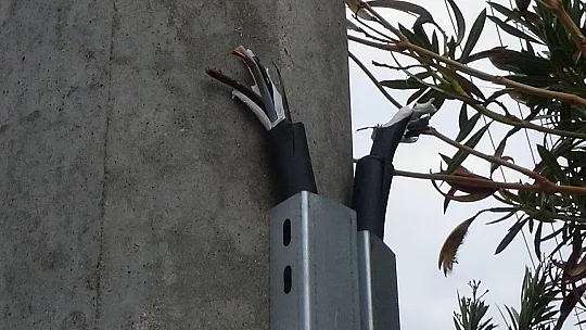 Elektrik kablosunu kesip götürdüler