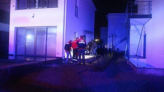 Elektrik kesilince 5 metrelik çukura düştü