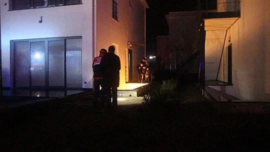 Elektrik kesilince 5 metrelik çukura düştü