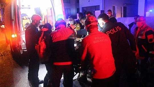 Elektrik kesilince 5 metrelik çukura düştü
