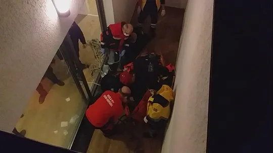 Elektrik kesilince 5 metrelik çukura düştü