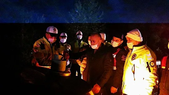 Emniyet Müdürü, doğum günü pastasını heyelan yerinde kesti