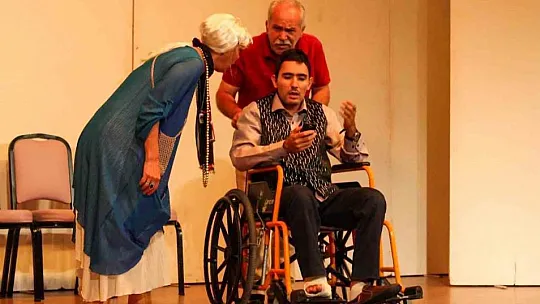 Engelli bireylerin gösterisi ayakta alkışlandı