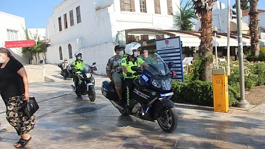 Engelli gence polisten doğum günü sürprizi