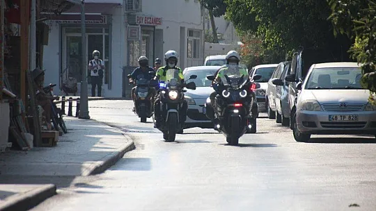 Engelli gence polisten doğum günü sürprizi