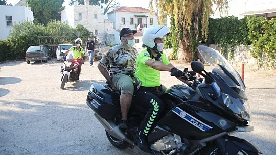 Engelli gence polisten doğum günü sürprizi