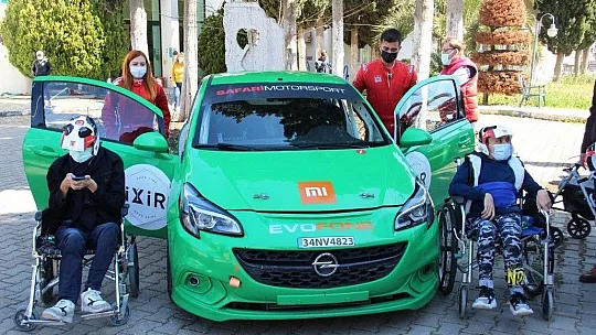 Engelli öğrenciler, şampiyon ralli pilotlarıyla buluştu