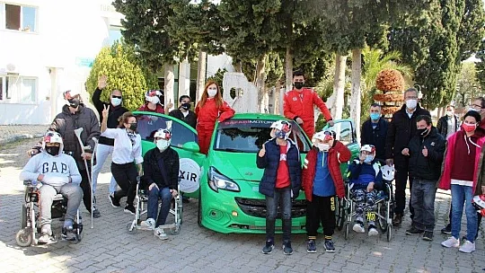 Engelli öğrenciler, şampiyon ralli pilotlarıyla buluştu