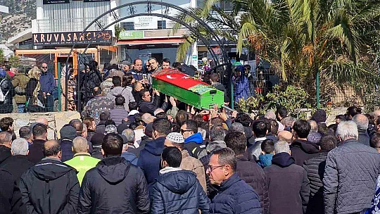 EŞİYLE ENKAZ ALTINDA HAYATINI KAYBEDEN HATİCE ÖĞRETMEN SON YOLCULUĞUNA UĞURLANDI