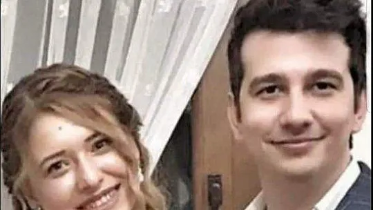 EŞİYLE ENKAZ ALTINDA HAYATINI KAYBEDEN HATİCE ÖĞRETMEN SON YOLCULUĞUNA UĞURLANDI