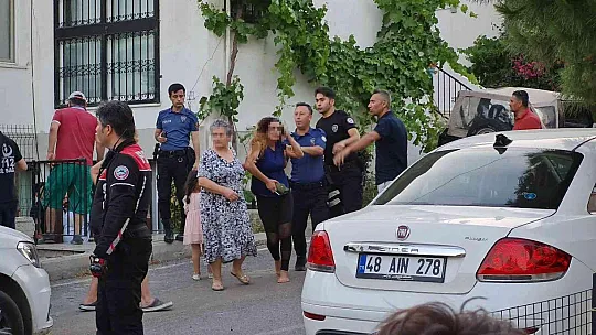 Eski eşi ve çocuklarını bıçakla rehin aldı