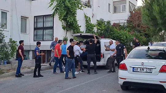 Eski eşi ve çocuklarını bıçakla rehin aldı