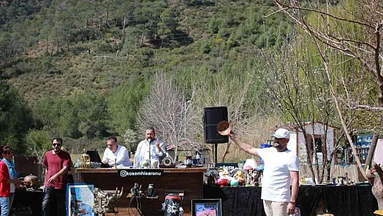 Eski eşya meraklıları Marmaris'te müzayedede buluştu