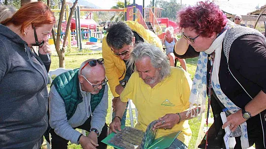 Eski eşya meraklıları Marmaris'te müzayedede buluştu
