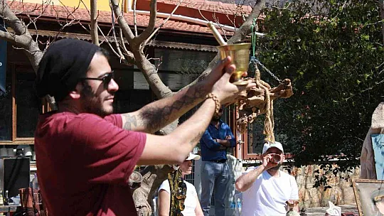 Eski eşya meraklıları Marmaris'te müzayedede buluştu