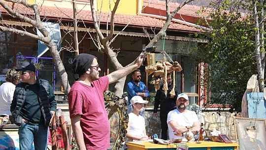 Eski eşya meraklıları Marmaris'te müzayedede buluştu