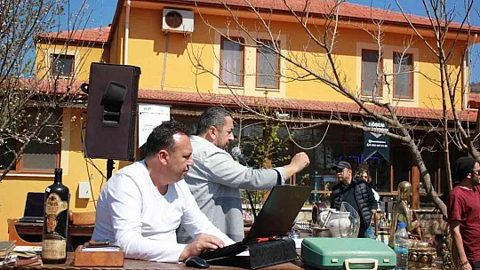 Eski eşya meraklıları Marmaris'te müzayedede buluştu