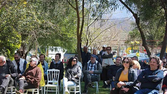 Eski eşya meraklıları Marmaris'te müzayedede buluştu