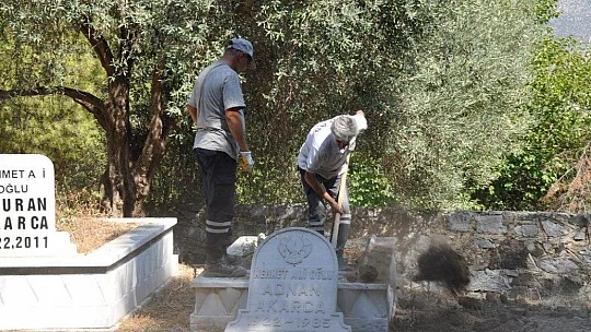 Eski milletvekilinin mezarı babalık davası için açıldı