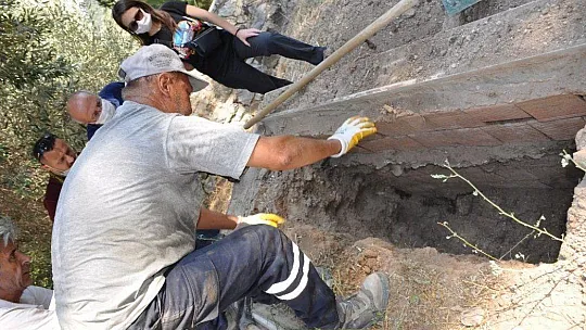 Eski milletvekilinin mezarı babalık davası için açıldı