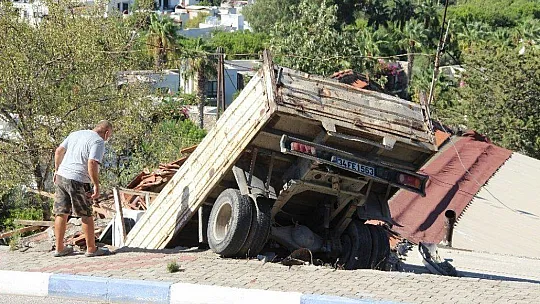 Ev salçası yaparken evinin çatısından içeri kamyon girdi