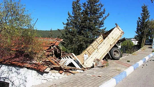 Ev salçası yaparken evinin çatısından içeri kamyon girdi