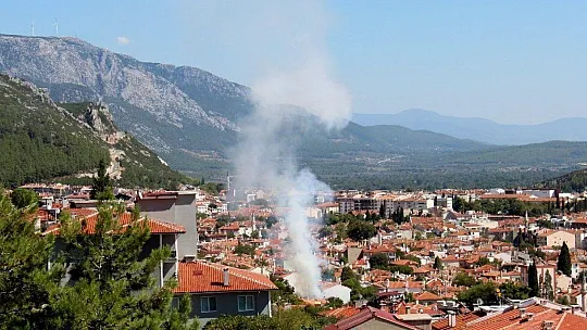 MENTEŞE'DE ALEVLER EVİ YUTTU