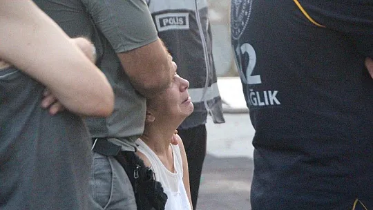 Evindeki yangını gözyaşlarıyla izledi