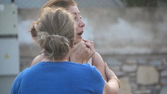 Evindeki yangını gözyaşlarıyla izledi