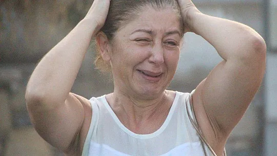 Evindeki yangını gözyaşlarıyla izledi