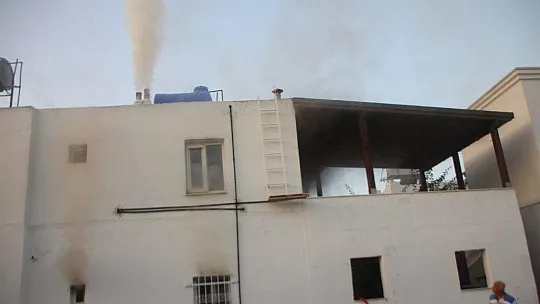 Evindeki yangını gözyaşlarıyla izledi