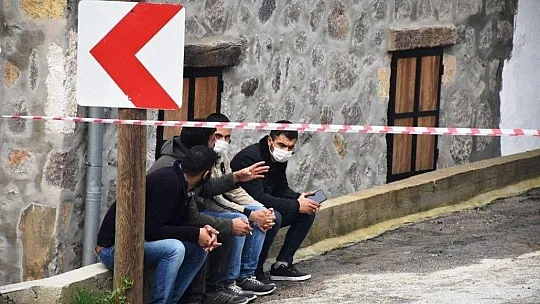 Evini basıp tüfekle vurdukları şahsın araçlarını da yakıp kaçtılar