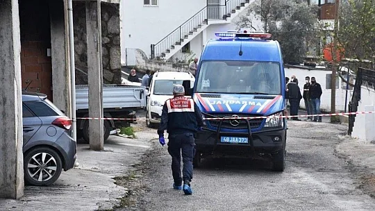 Evini basıp tüfekle vurdukları şahsın araçlarını da yakıp kaçtılar