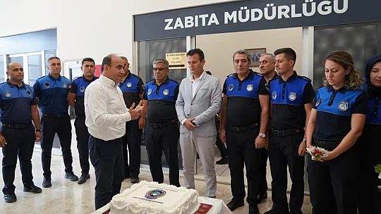 Başkan Akdenizli, Zabıta Ekipleriyle Pasta Kesti