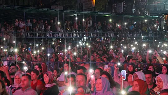 Rafet El Roman Sevgisi Seki Çayırına Sığmadı