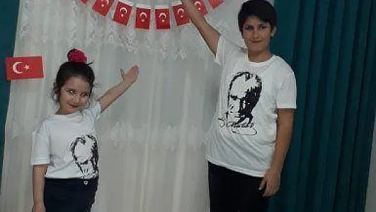 Fethiye'de evde kalan çocukların 23 Nisan coşkusu
