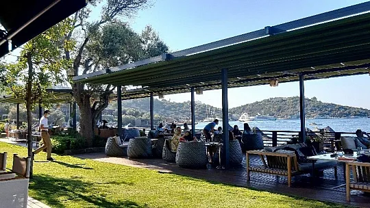 Fahiş fiyatlarıyla dudak uçuklatan restoran görüntülendi