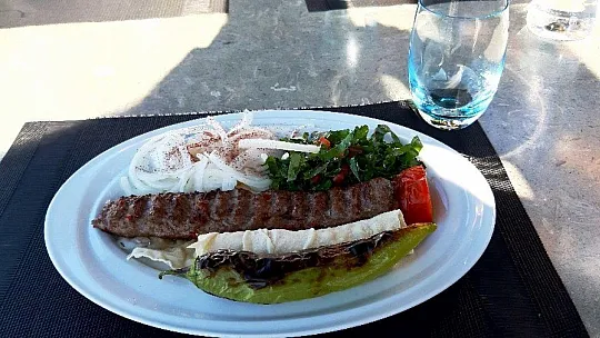 Fahiş fiyatlarıyla dudak uçuklatan restoran görüntülendi