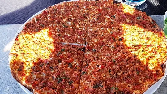 Fahiş fiyatlarıyla dudak uçuklatan restoran görüntülendi