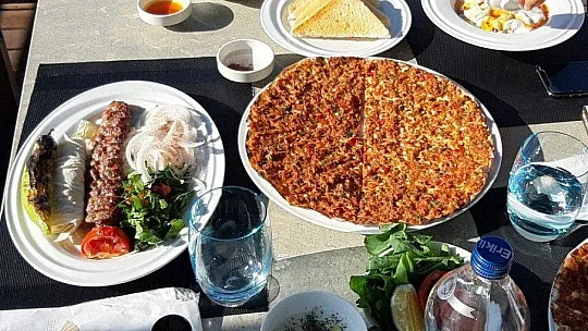 Fahiş fiyatlarıyla dudak uçuklatan restoran görüntülendi