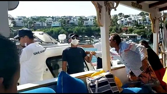 Fazla yolcu alan tekneye Sahil Güvenlik ekipleri müdahale etti