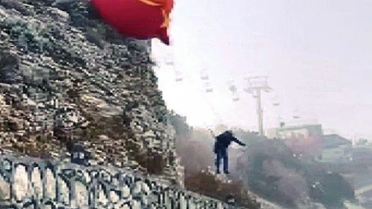 Festivaldeki paraşüt kazaları kameralara yansıdı