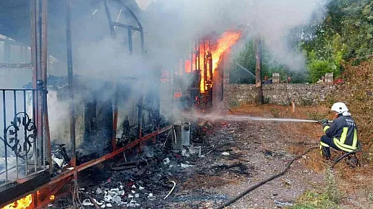 FETHİYE'DE BUNGALOV EV, ALEV ALEV YANDI