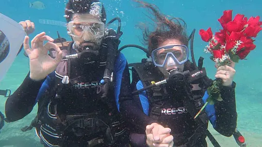 Fethiye'de deniz altında afişli evlilik teklifi