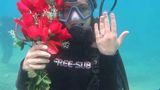 Fethiye'de deniz altında afişli evlilik teklifi