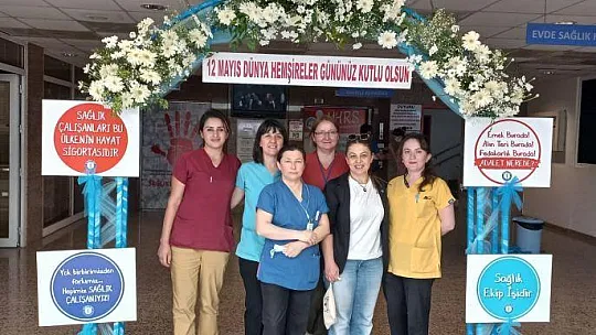 Fethiye'de hemşirelere çiçekli karşılama