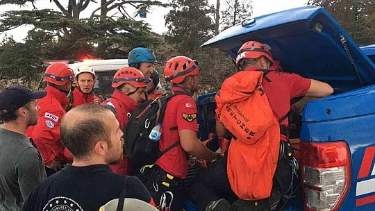 Fethiye'de kayalıklara düşen Rus paraşütçü kurtarıldı